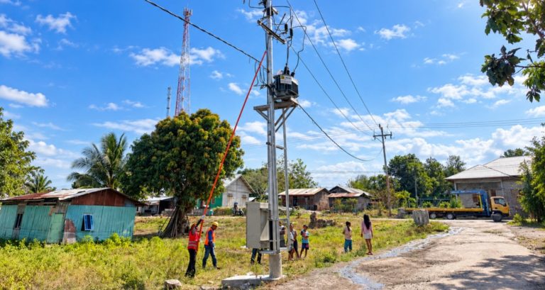 Secercah Harapan di Desa Rumang: PLN Tuntaskan Pengujian Jaringan Listrik demi Terangi Lembata